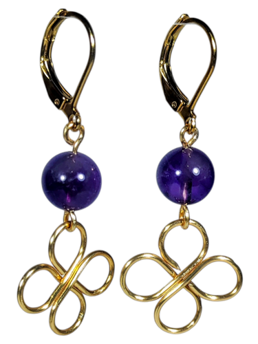 گوشواره دستساز با قفل طلایی، مهره سنگ آمیتیست بنفش براق و آویز فلزی طلایی با فرم گرهای ظریف، روی پسزمینه سفید.